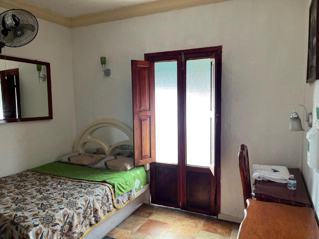 Postel nebo postele na pokoji v ubytování Hotel Las Flores
