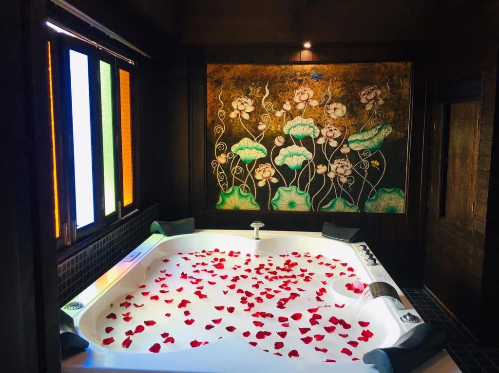 
Honeymoon Lanna Suite with Balcony (Included Sparkling wine 1 Btl, Rose Petals, 1 time Afternoon Tea)
