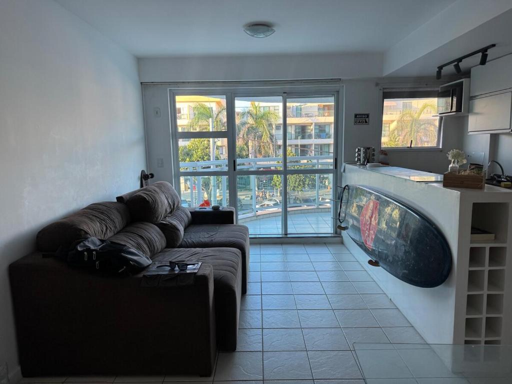 un soggiorno con un divano e una vasca da bagno di Resort na Praia do Recreio a Rio de Janeiro