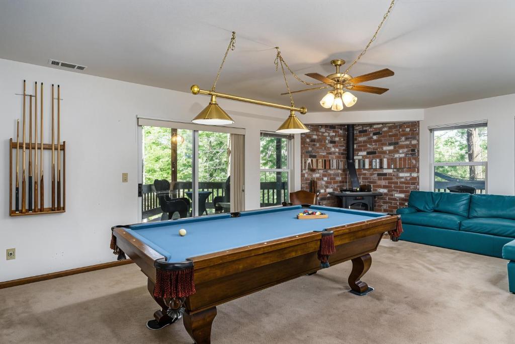 un salon avec une table de billard dans l'établissement Miner's Claim - Home with 2 Decks & Pool, à Groveland