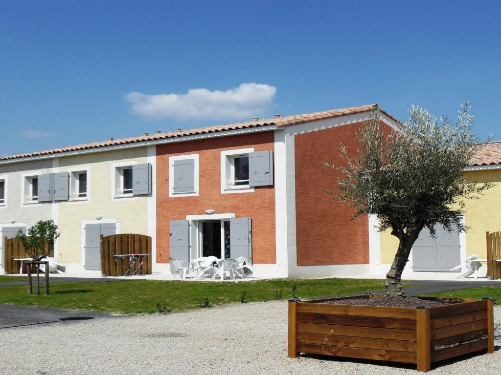 une maison avec un arbre devant dans l'établissement Holiday Home in France with Garden Terrace, à Colombiers