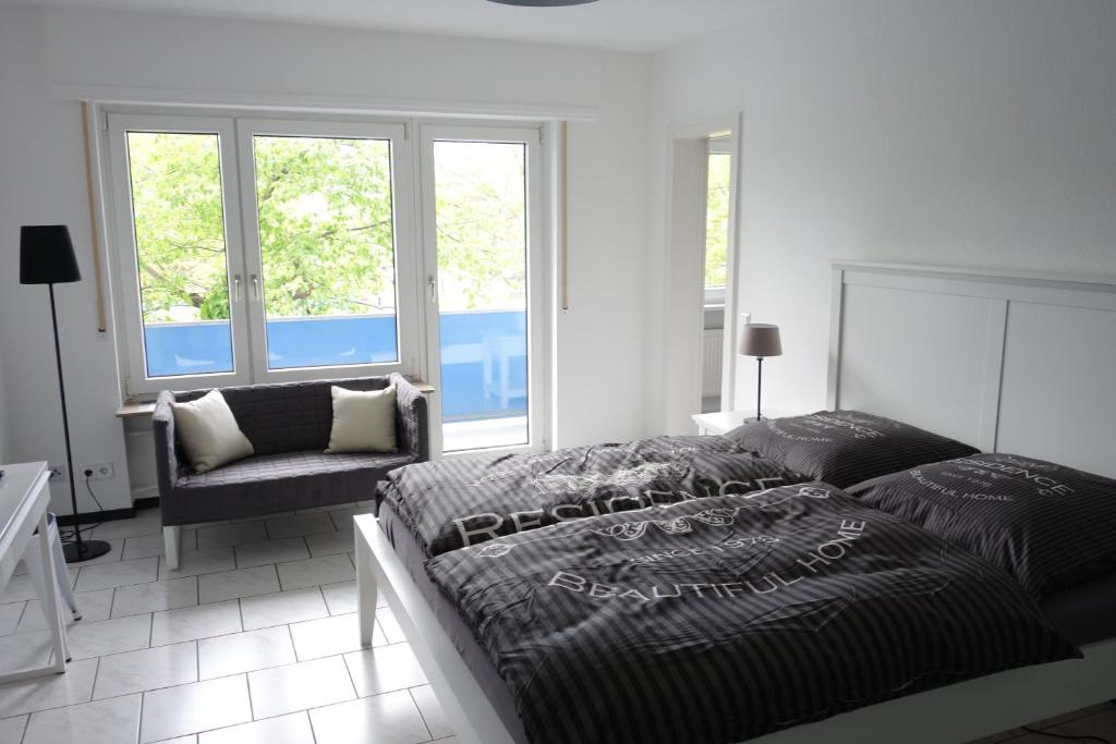 - une chambre avec un lit, un canapé et des fenêtres dans l'établissement Kleine Wohlfühloase 2.0, à Heidelberg