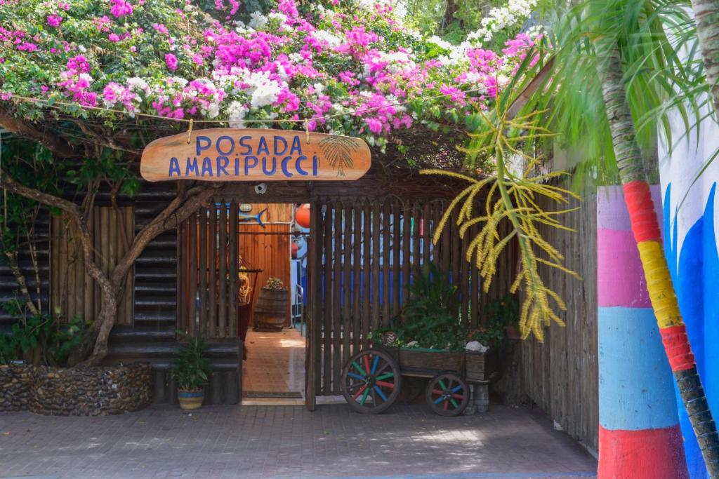 een poort met een bord waarop staat papayaarmaarmaarmaarmaarmaastery bij Posada Amaripucci in San Andrés