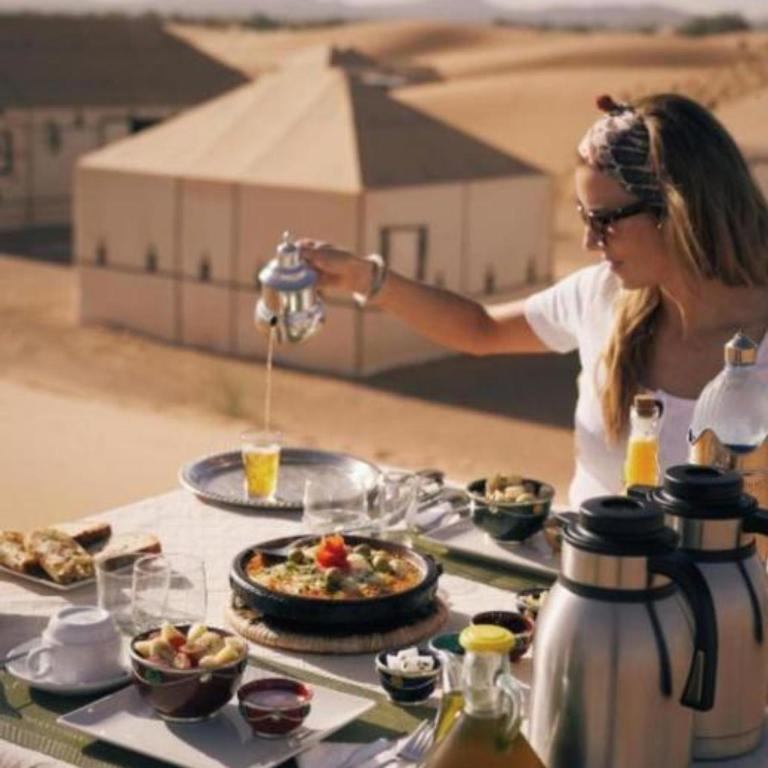 Jídlo v luxury tent nebo okolí