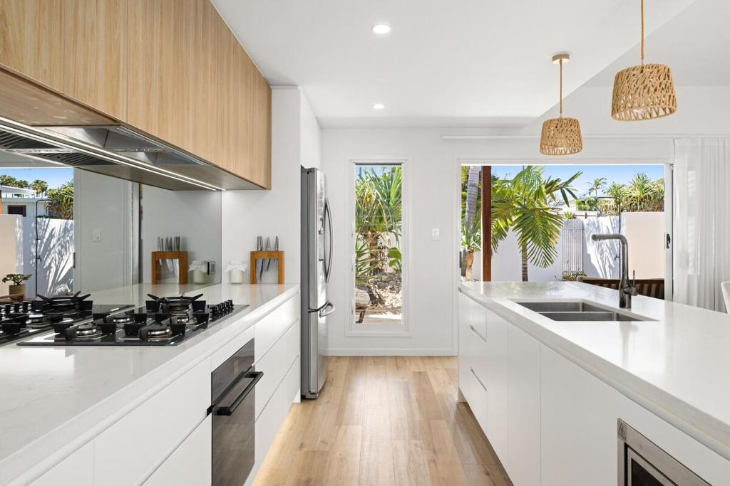 Kuchyň nebo kuchyňský kout v ubytování Coastal Home in Mooloolaba