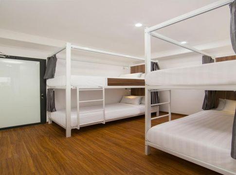 Postel nebo postele na pokoji v ubytování Hanoi Eastern Gate Hostel & Spa
