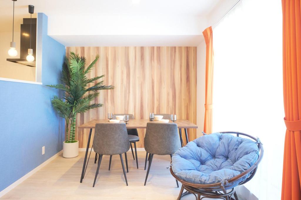 a dining room with a table and chairs at Z LAND Enoshima by Tranova in Fujisawa
