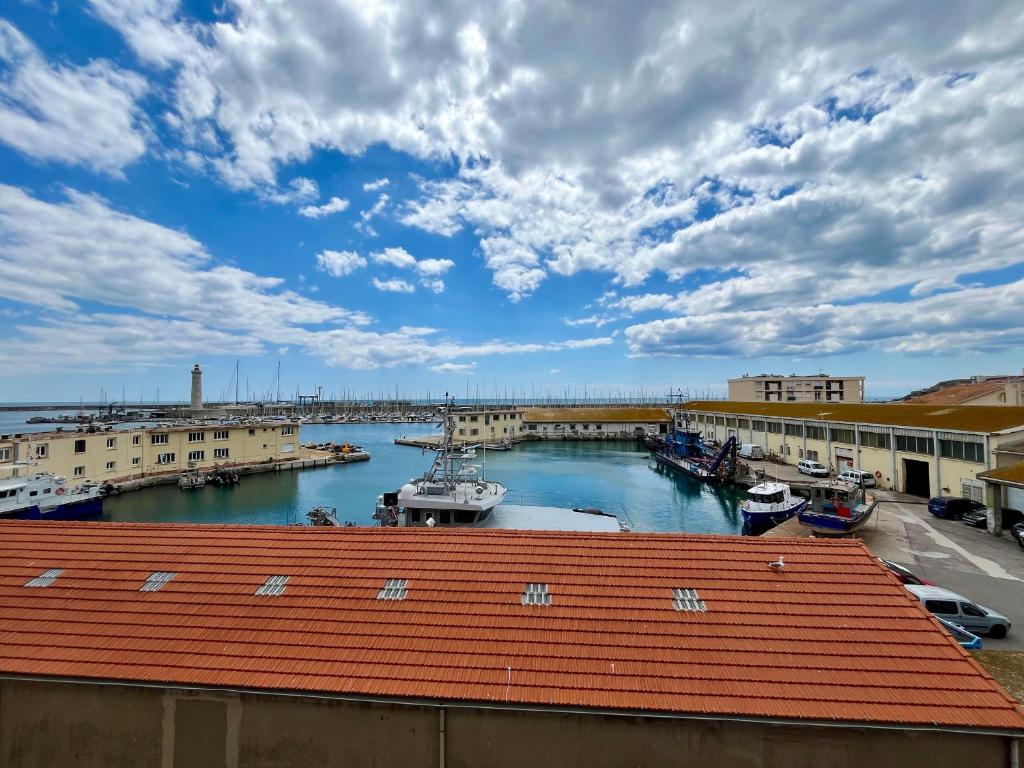 une vue d'une marina avec des bateaux dans l'eau dans l'établissement Appartement T2 à Sète - Parking - Climatisation - FR-1-338-610, à Sète