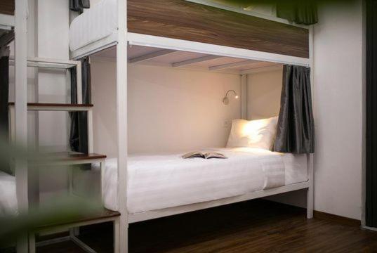 Postel nebo postele na pokoji v ubytování Hanoi Eastern Gate Hostel & Spa