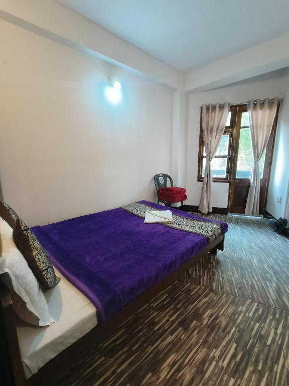 Postel nebo postele na pokoji v ubytování Hotel Sakura Mountain View 10 mins from Mall Road