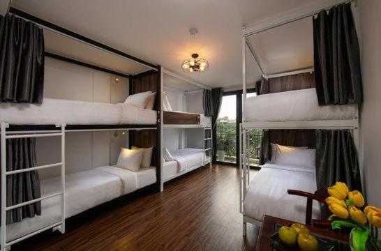 Postel nebo postele na pokoji v ubytování Hanoi Eastern Gate Hostel & Spa