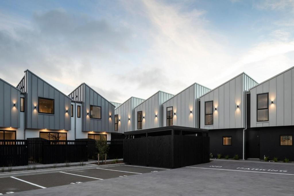 New Three Bedroom Townhouse - Walk to the CBD! - Resim 9