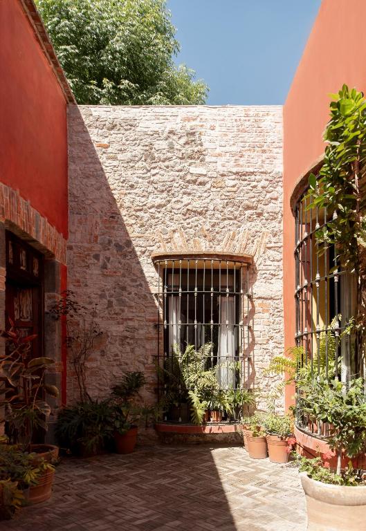 a brick building with a window and plants at Solazul Experiencia & Estancia in Puebla