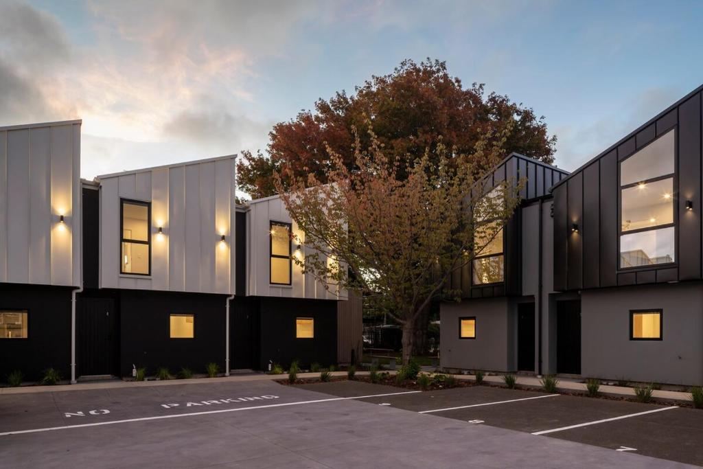 New Three Bedroom Townhouse - Walk to the CBD! - Resim 15