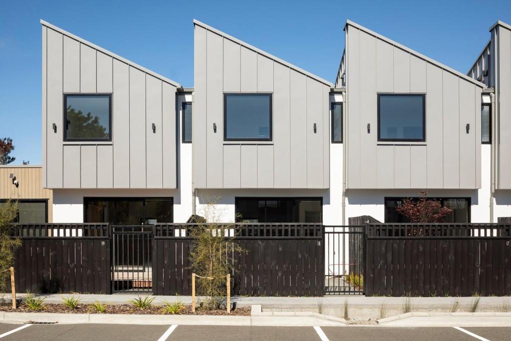 New Three Bedroom Townhouse - Walk to the CBD! - Resim 16