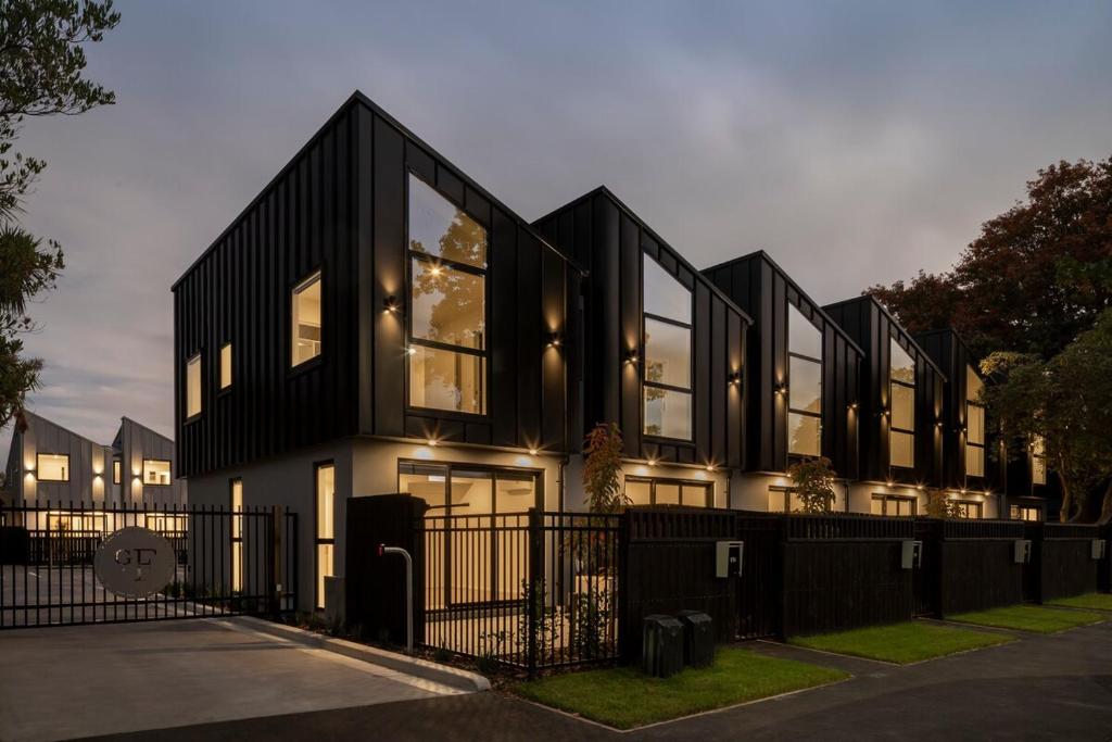 New Three Bedroom Townhouse - Walk to the CBD! - Resim 26