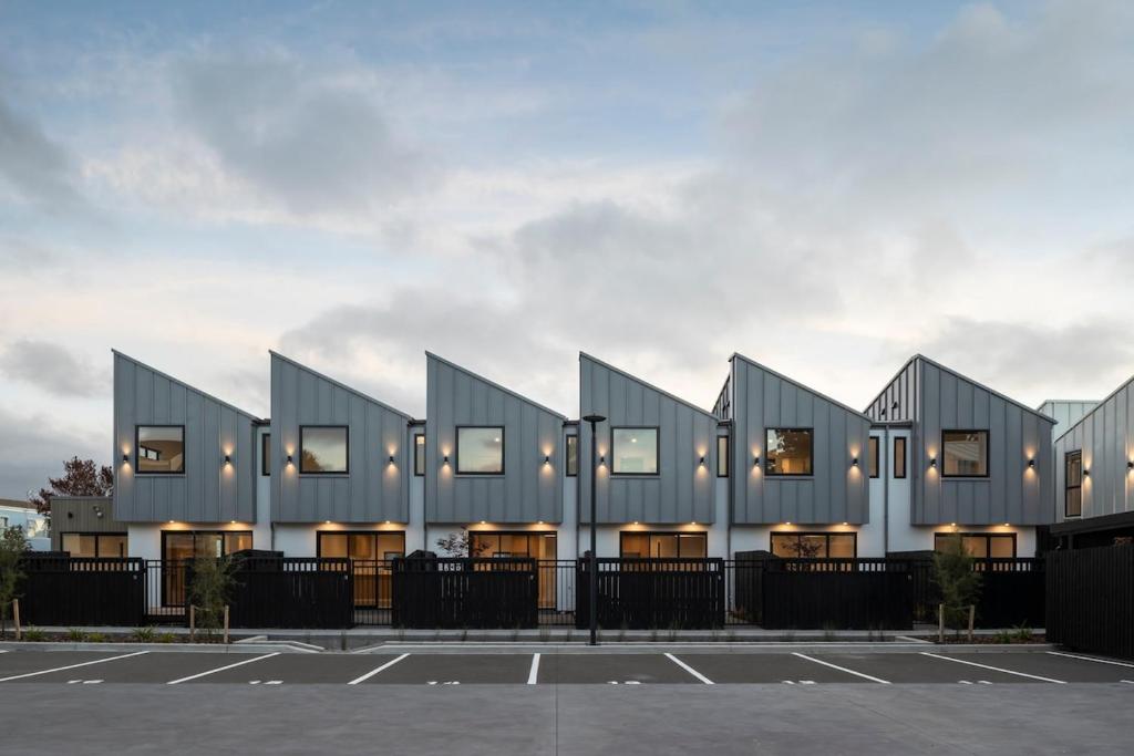 New Three Bedroom Townhouse - Walk to the CBD! - Resim 27