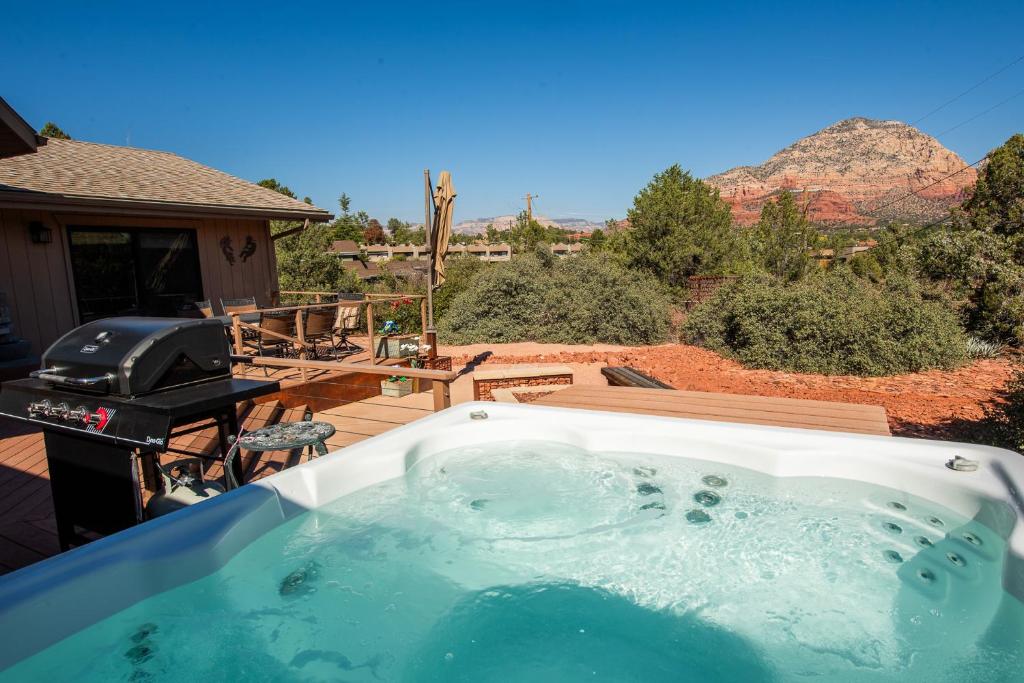 - un bain à remous sur une terrasse avec barbecue dans l'établissement Private-Red Rock Views -Fire Pit-Hot Tub-Location, à Sedona
