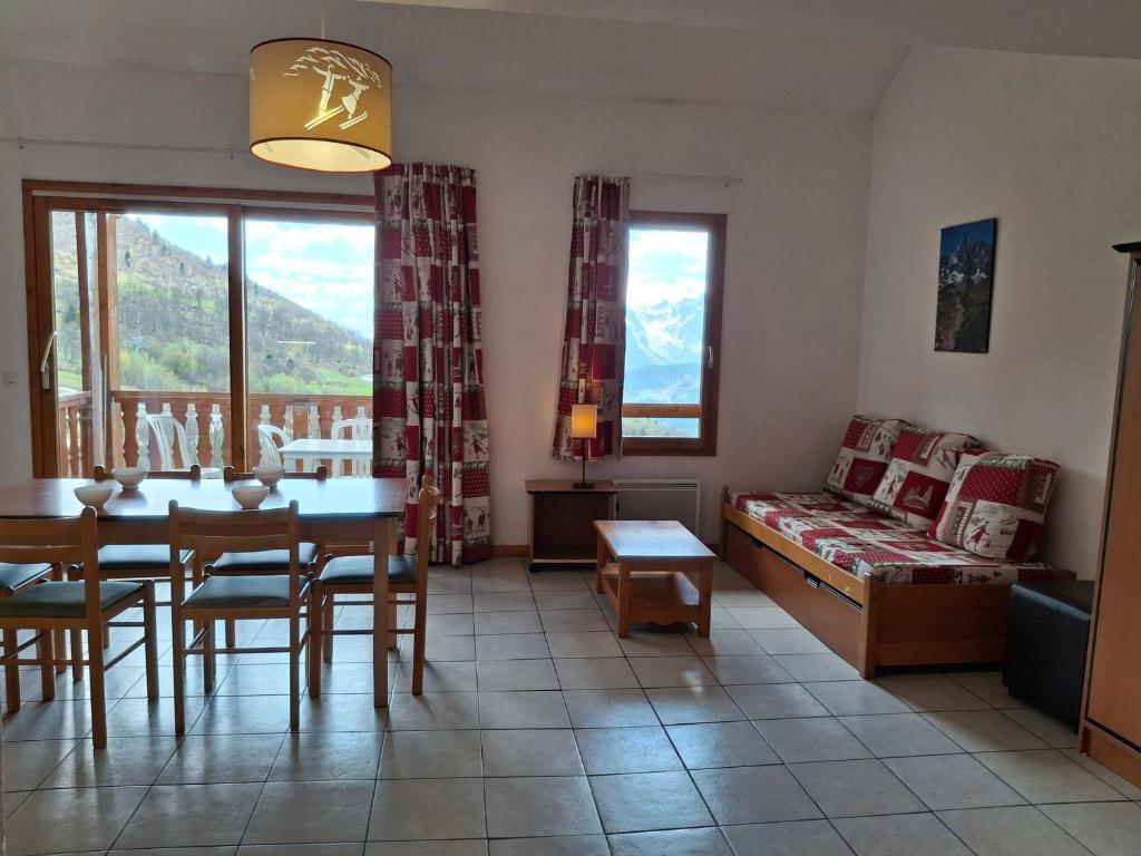 un salon avec une table et un canapé dans l'établissement Saint François Longchamp - 8 pers, 65 m², 4/3 - FR-1-807-126, à Saint-François-Longchamp