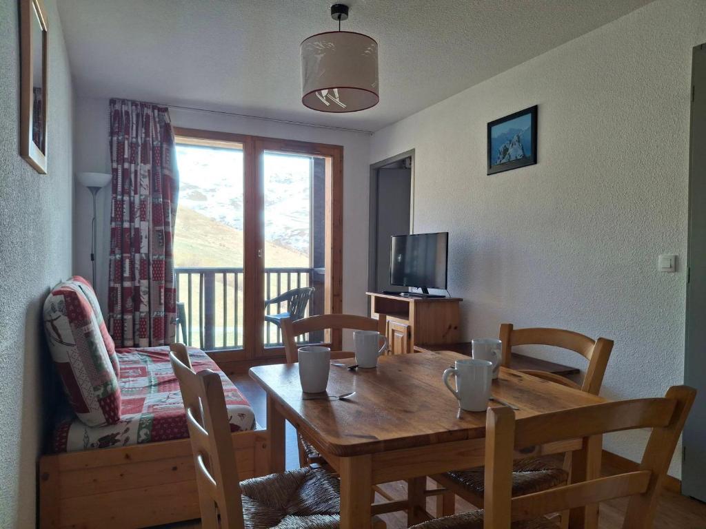 une salle à manger avec une table et des chaises en bois dans l'établissement Confortable T2 pour 4 pers. avec balcon à Saint-François-Longchamp - FR-1-807-131, à Saint-François-Longchamp