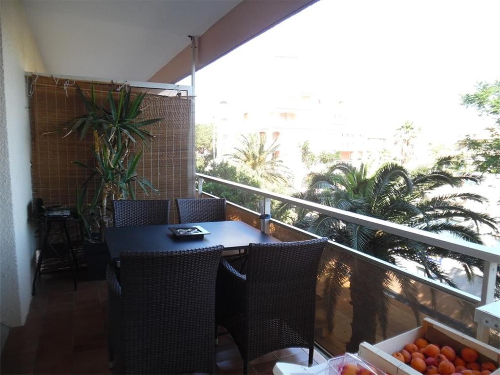 un balcon avec une table et des chaises sur un balcon dans l'établissement Studio calme pour 4 pers. avec loggia et parking sécurisé - FR-1-750-101, à Canet