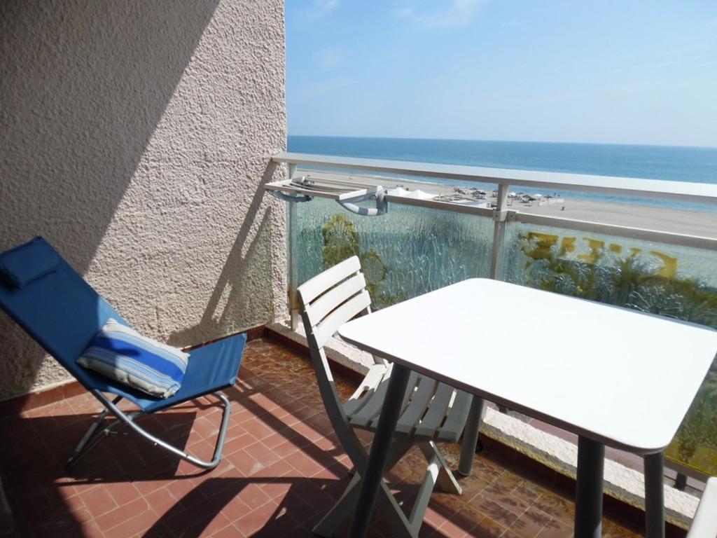 Photo de la galerie de l'établissement Studio calme avec loggia, vue mer, pour 2 personnes - FR-1-750-103, à Canet