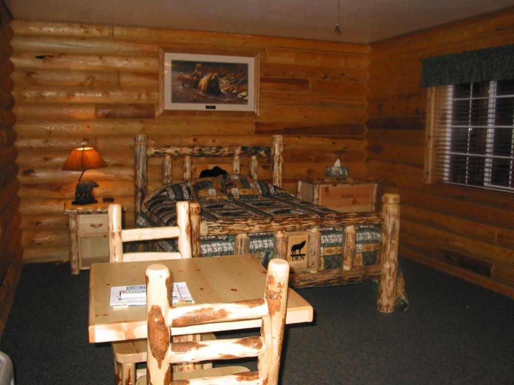 Restaurace v ubytování Wolf Den Log Cabin Motel and RV Park