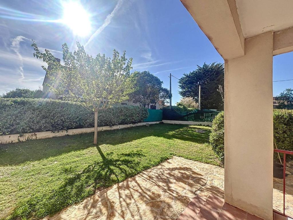 un arbre dans la cour d'une maison dans l'établissement Appartement paisible à 100m de la plage, avec jardin - FR-1-770-50, à Saint-Cyr-sur-Mer