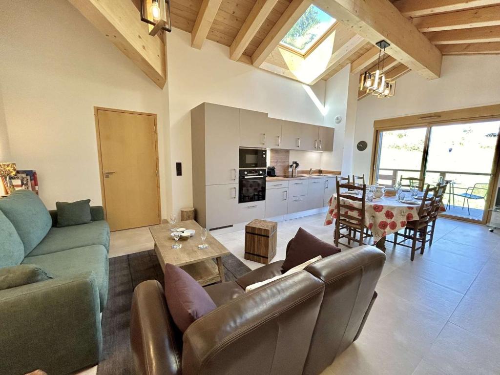 un salon avec un canapé et une table dans l'établissement Appartement 3 Pièces, 4-6 Couchages, Vue Montagne, Parking Privé - FR-1-597-192, à Combloux