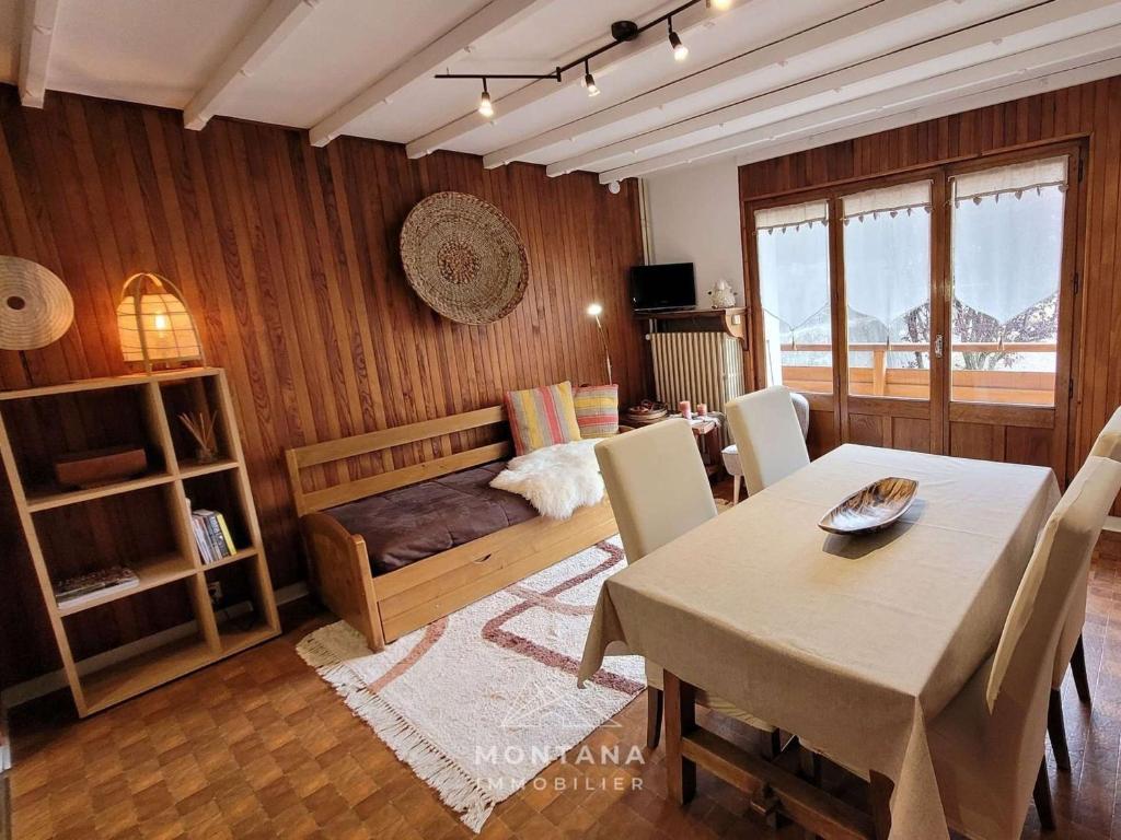 une salle à manger avec une table et un canapé dans l'établissement Beau 2 pièces au cœur du Grand-Bornand, pour 4 personnes - FR-1-458-219, au Grand-Bornand