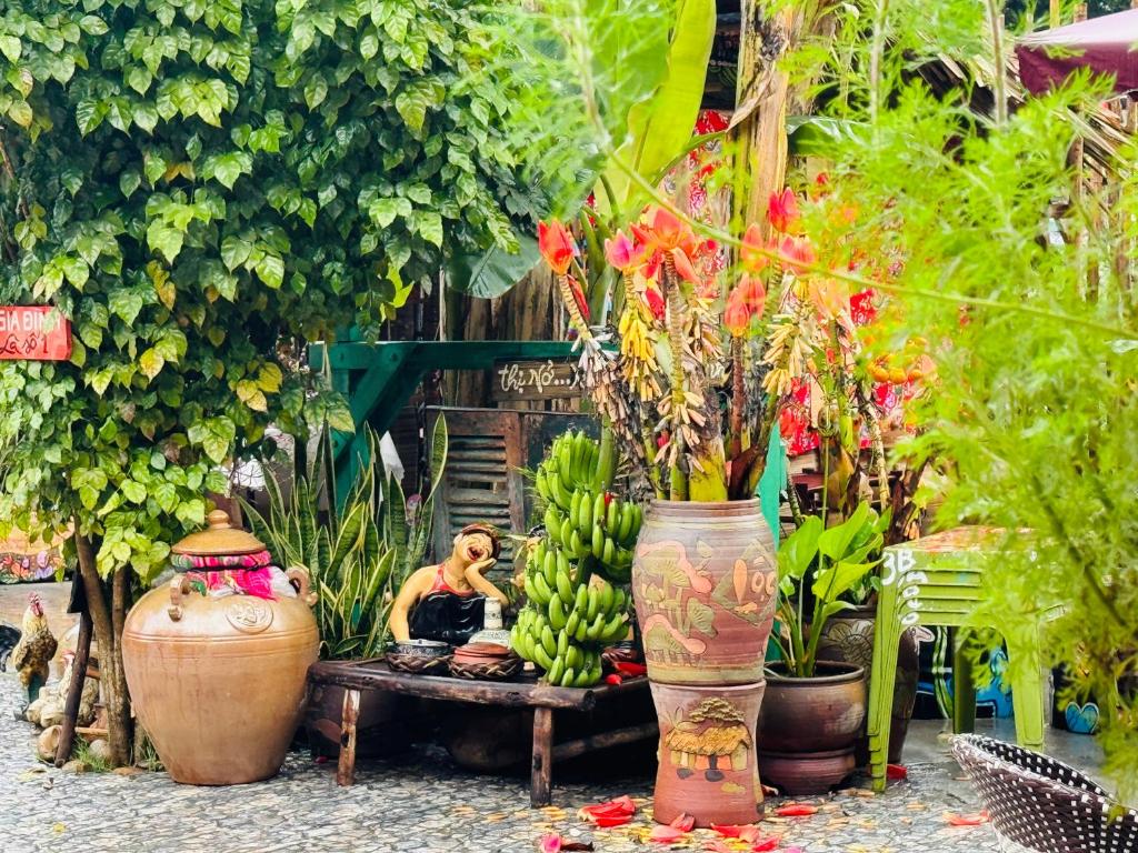 Vườn quanh Cozy Haven - Sunflower Room - Pebble-Floor Bath
