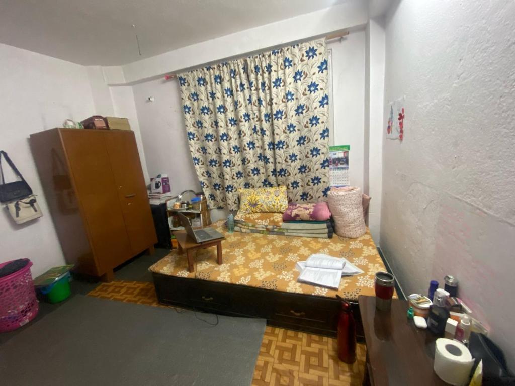 Postel nebo postele na pokoji v ubytování Vinayak Girls Hostel