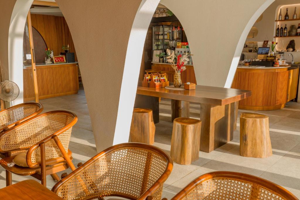 Lounge nebo bar v ubytování Tasana bar and luxury resort