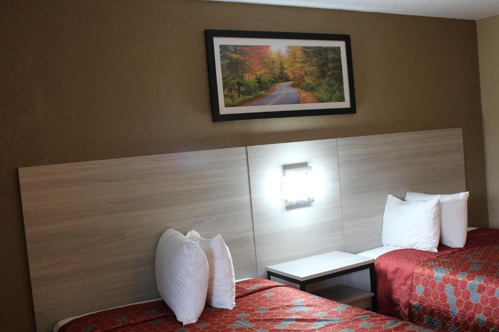 Postel nebo postele na pokoji v ubytování Travel Inn & Suites Flemington