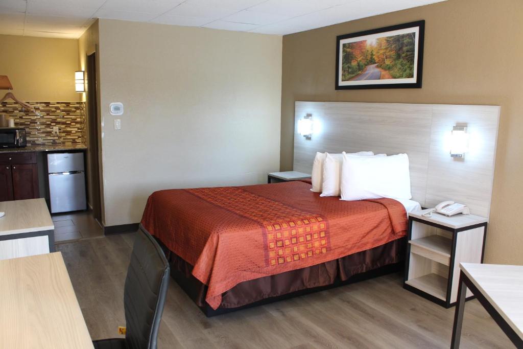 Postel nebo postele na pokoji v ubytování Travel Inn & Suites Flemington