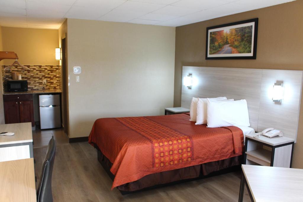 Postel nebo postele na pokoji v ubytování Travel Inn & Suites Flemington