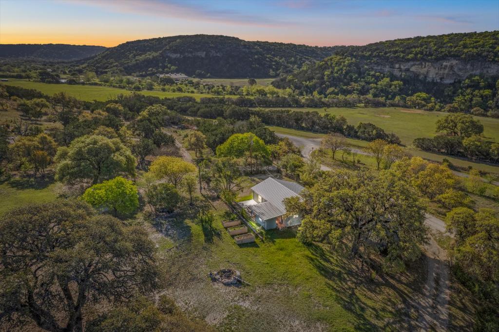 MedinaHidden Maples Hideaway的树木林立的田野上房屋的顶部景观