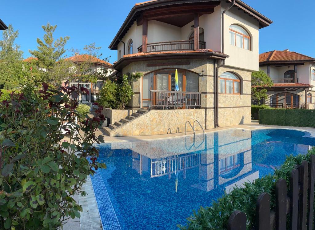 ein Haus mit einem Swimmingpool vor dem Haus in der Unterkunft Exklusive Villa am Sonnenstrand Bulgarien am Schwarzen Meer aheloy Cabernet 1 in Kableshkovo