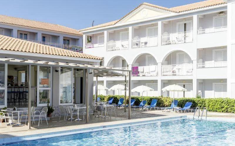 Bazén v ubytování Meridien Beach Hotel nebo v jeho okolí