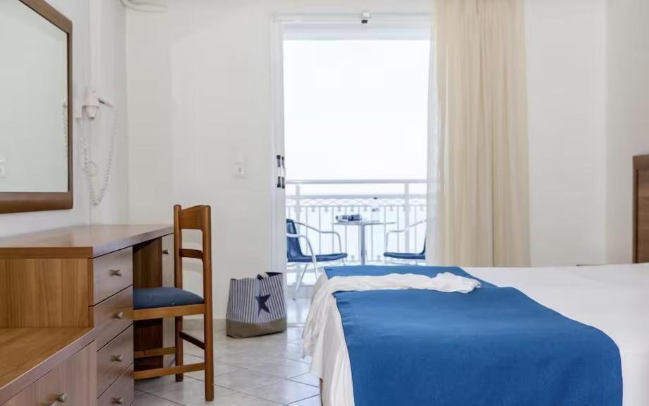 Postel nebo postele na pokoji v ubytování Meridien Beach Hotel