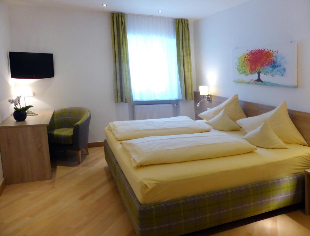 Postel nebo postele na pokoji v ubytování Hotel-Pension Falkensteiner
