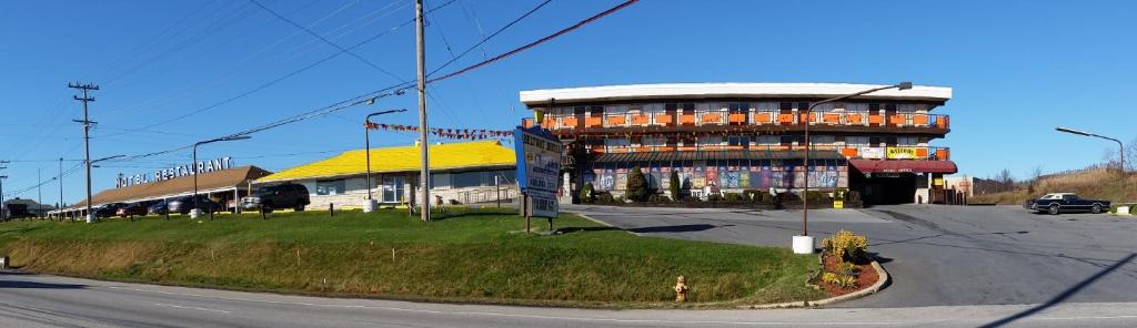 a building on the corner of a street at Beltway Motel and Suites in Halethorpe