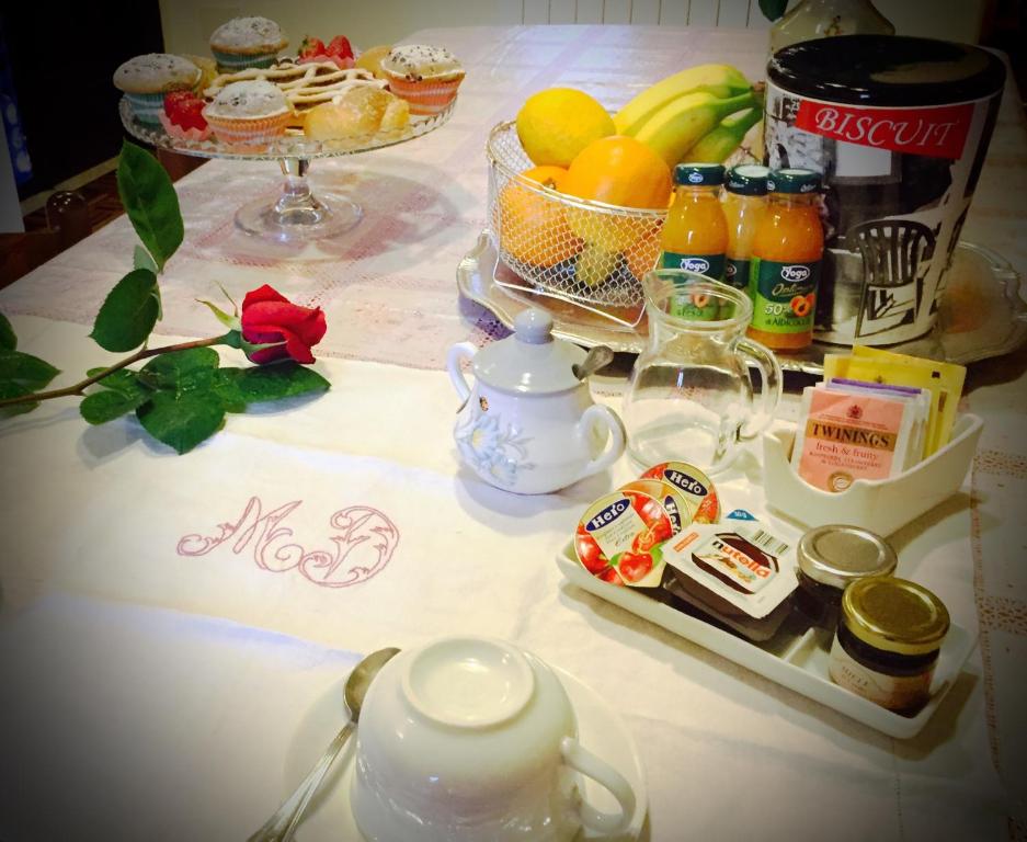 einen Tisch mit einer Teekanne sowie Obst und Getränke in der Unterkunft Maison Diamanti in Castel di Lama