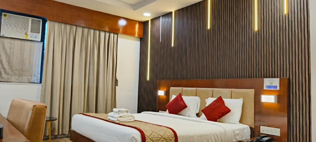 Ένα ή περισσότερα κρεβάτια σε δωμάτιο στο The Altruist Hotel Navi Mumbai-1