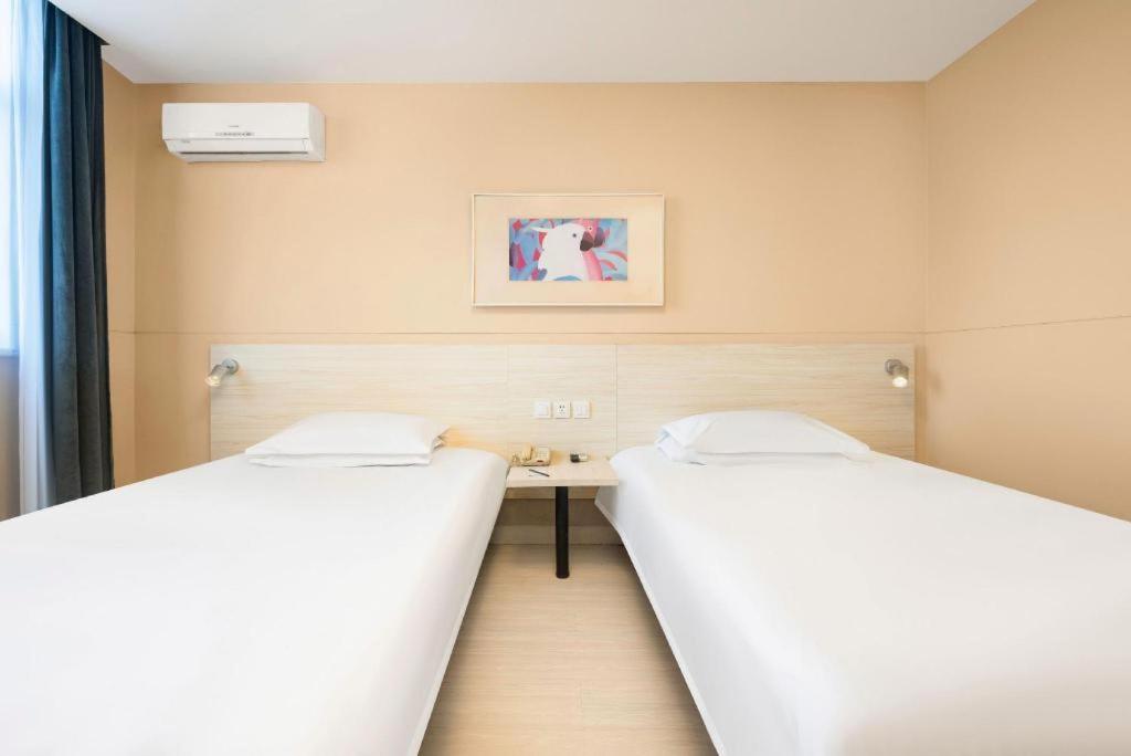 Postel nebo postele na pokoji v ubytování JinJiang Inn Datong Pingchengqiao
