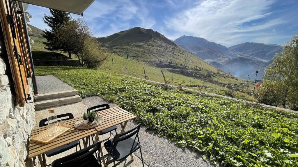 a table and chairs with a view of a mountain at Tramonto sulla Pista a Prato Nevoso in Prato Nevoso