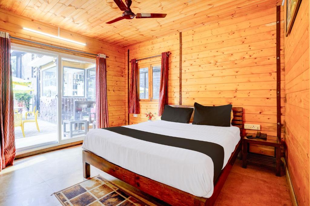 Postel nebo postele na pokoji v ubytování Super Townhouse Morjim