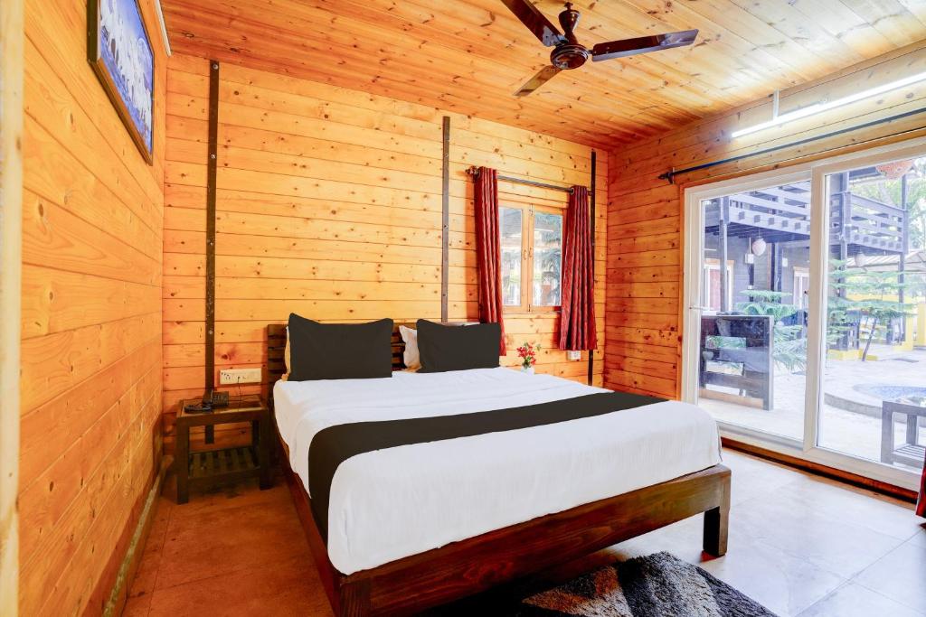 Postel nebo postele na pokoji v ubytování Super Townhouse Morjim