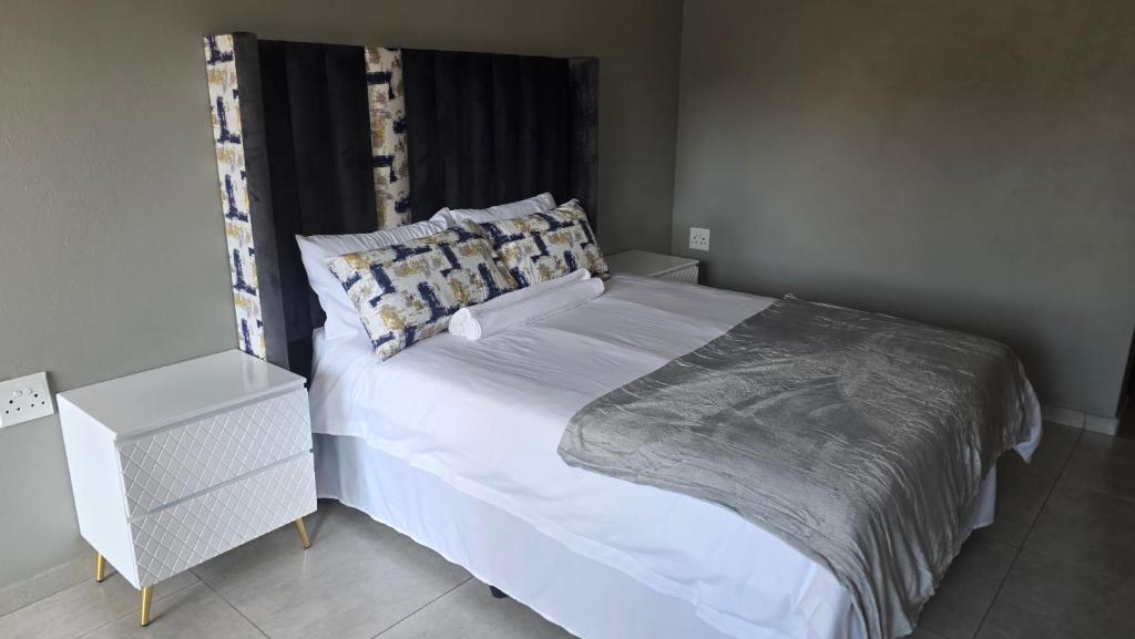 Una cama o camas en una habitación de Backyard Stay