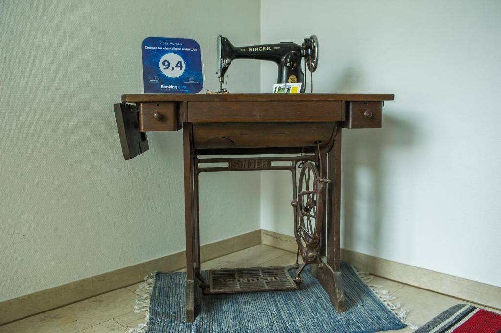 einer Nähmaschine auf einem Tisch in der Unterkunft Zimmer zur ehemaligen Weinstube in Untermberg